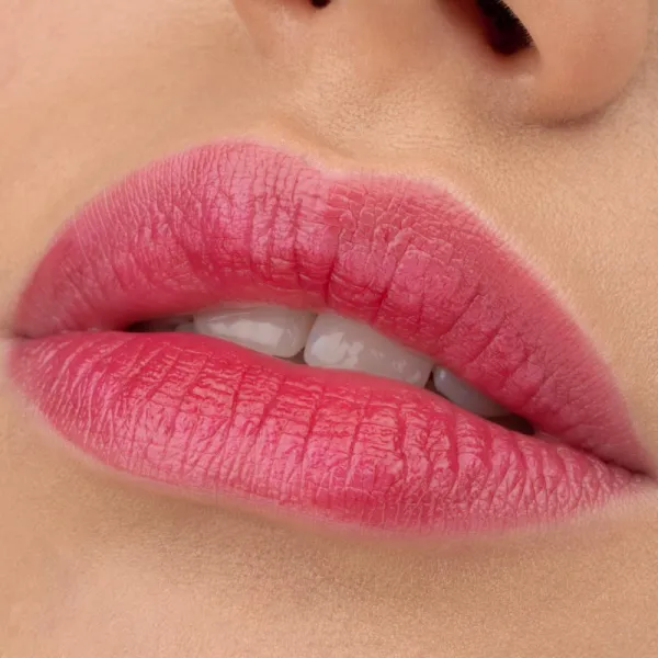 essence WHAT A TINT! tekutá lícenka a lesk na pery odtieň 01 Kiss From A Rose 4.9 ml