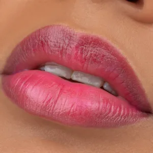 essence WHAT A TINT! tekutá lícenka a lesk na pery odtieň 01 Kiss From A Rose 4.9 ml