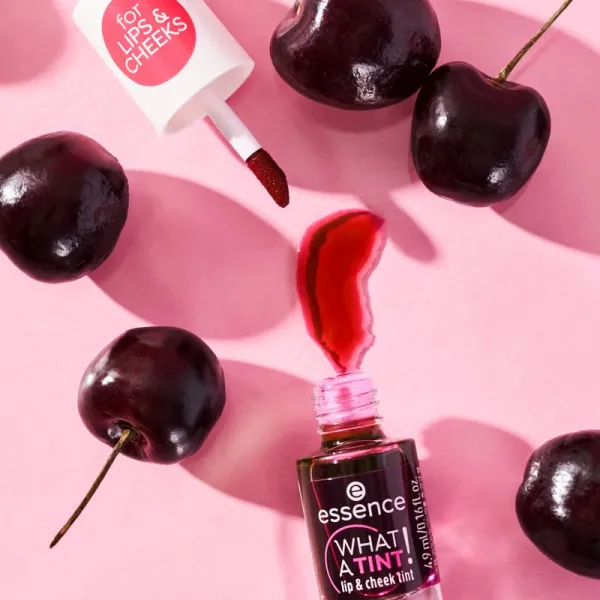 essence WHAT A TINT! tekutá lícenka a lesk na pery odtieň 01 Kiss From A Rose 4.9 ml