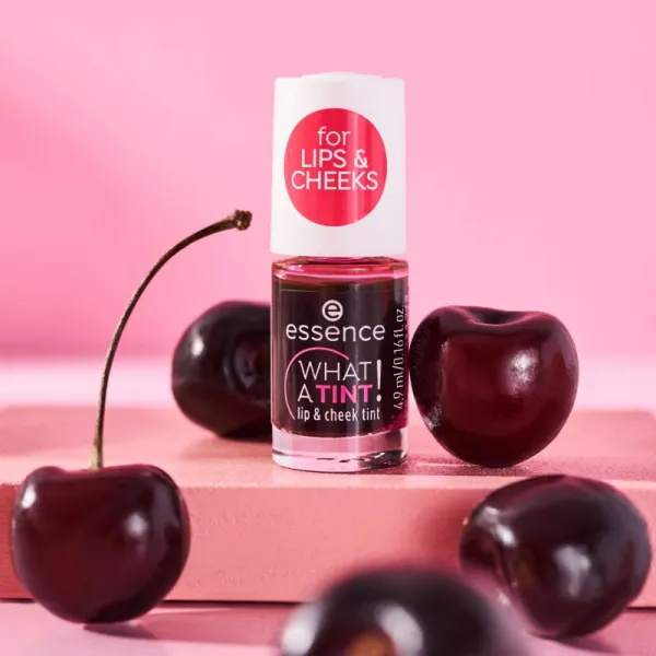 essence WHAT A TINT! tekutá lícenka a lesk na pery odtieň 01 Kiss From A Rose 4.9 ml