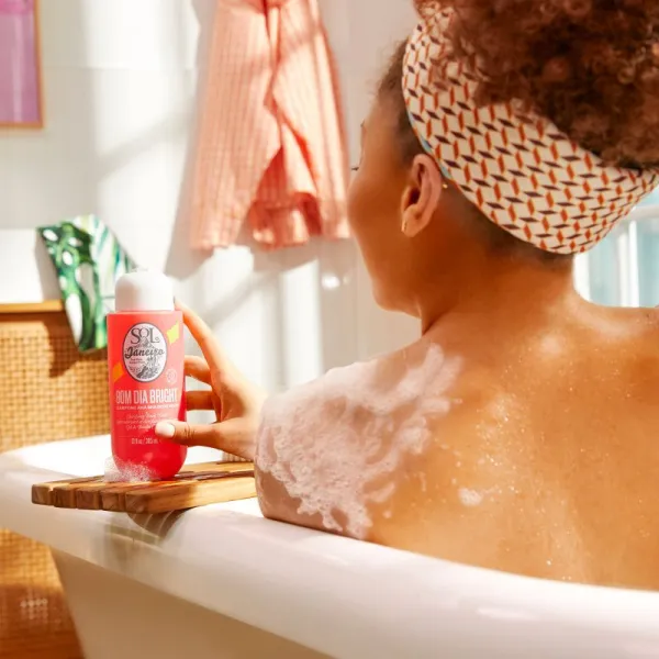 Sol de Janeiro Bom Dia™ Bright Body Wash exfoliačný sprchový gél s vyhladzujúcim efektom 385 ml