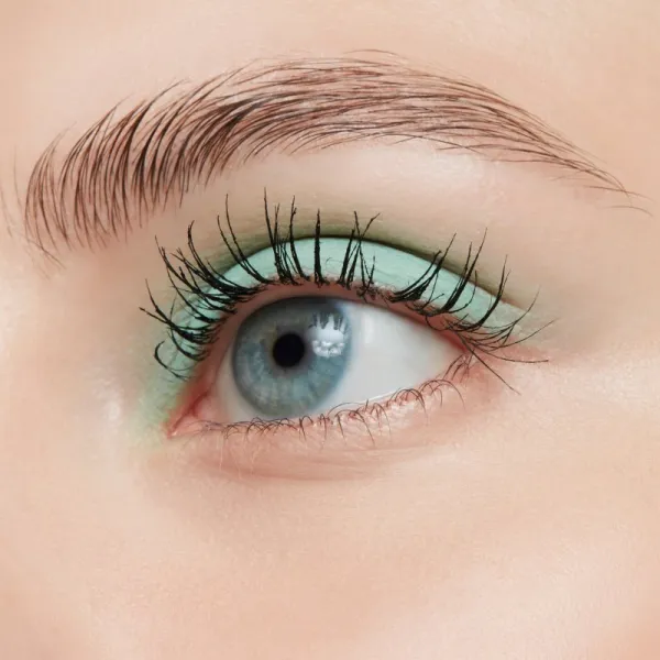 MAC Cosmetics Lash Dry Shampoo Mascara Refresher vrchná vrstva na maskaru s efektom suchého šampónu pre objem a oddelenie mihalnic 1.7 g