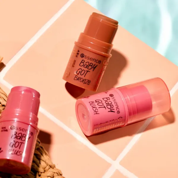essence BABY GOT BLUSH lícenka v tyčinke odtieň 30 rosé all day 5.5 g