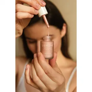Lumene Invisible Illumination Instant Illuminizer rozjasňovač na tvár a očné okolie odtieň Rosy Dawn 15 ml