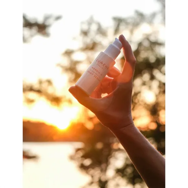Lumene Nordic-C [VALO] Glow Renew nočné sérum pre rozjasnenie a vyhladenie pleti 30 ml