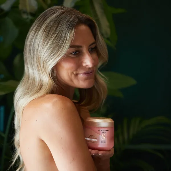 Sanctuary Spa Lily & Rose Collection ošetrujúci telový peeling s vôňou kvetín 300 g