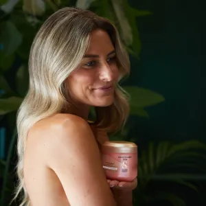 Sanctuary Spa Lily & Rose Collection ošetrujúci telový peeling s vôňou kvetín 300 g