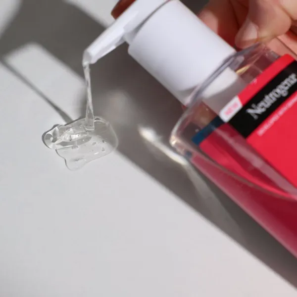 Neutrogena Clear & Defend+ čistiaci gél proti pupienkom 200 ml