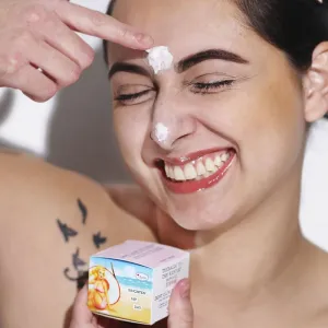 theBalm To The Rescue® Dewy Glow zjednocujúci hydratačný krém pre žiarivý vzhľad pleti 30 ml
