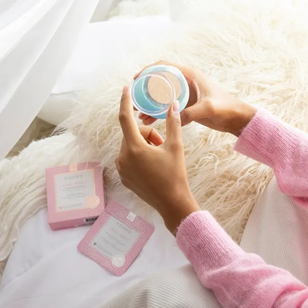 FOREO UFO™ 3 5-in-1 sonický prístroj pre urýchlenie účinku pleťovej masky Arctic Blue 1 ks