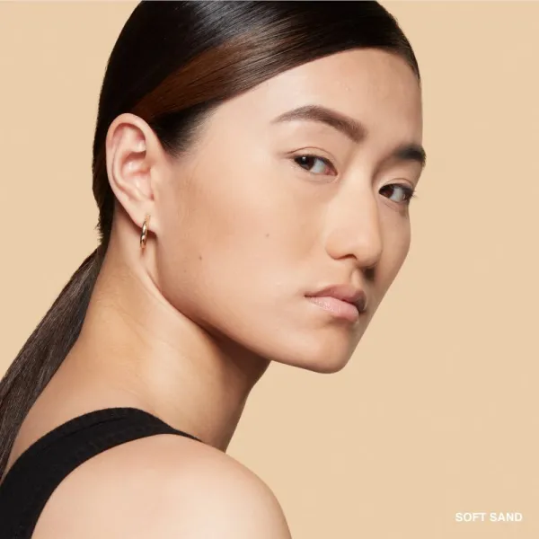 Bobbi Brown Sheer Finish Pressed Powder jemný kompaktný púder odtieň Soft Sand 9 g
