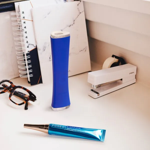 FOREO ESPADA™ 2 pero s modrým svetlom pre zmiernenie prejavov akné Cobalt Blue 1 ks