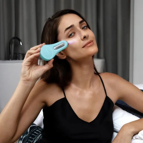 FOREO BEAR™ 2 eyes & lips mikroprúdový tonizačný prístroj na očné okolie a pery Arctic Blue 1 ks