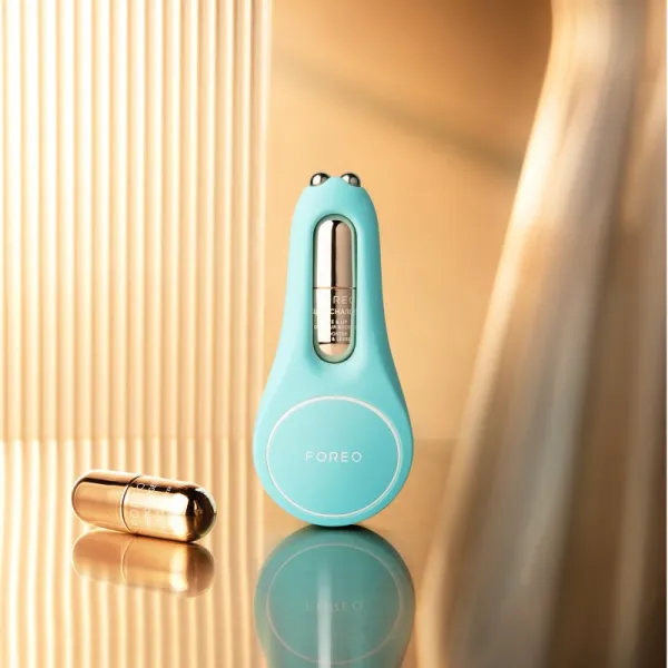 FOREO BEAR™ 2 eyes & lips mikroprúdový tonizačný prístroj na očné okolie a pery Arctic Blue 1 ks