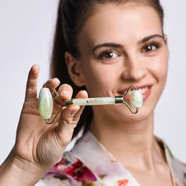 KORIKA Tools Face Roller & Gua Sha masážny valček na tvár a masážna pomôcka Jade Green