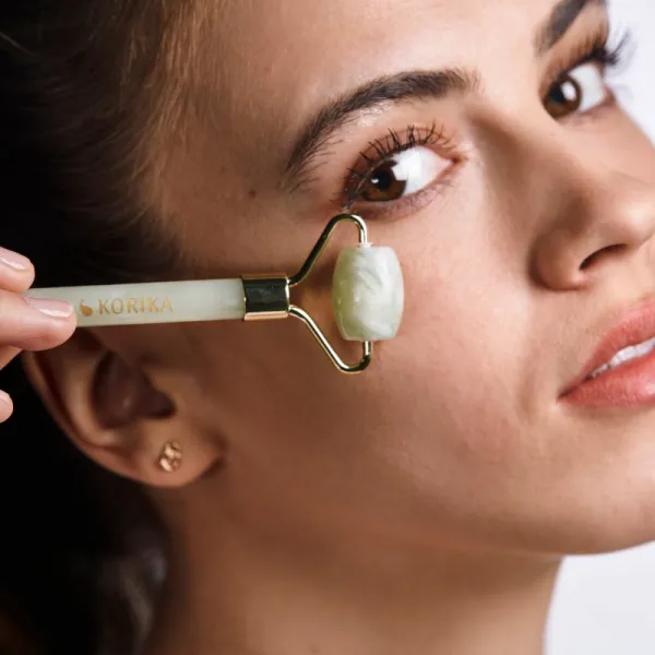 KORIKA Tools Face Roller & Gua Sha masážny valček na tvár a masážna pomôcka Jade Green