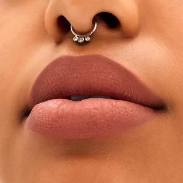 MAC Cosmetics Locked Kiss 24h Lipstick dlhotrvajúci rúž s matným efektom odtieň Mischief 1,8 g