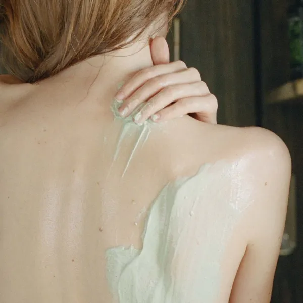 MÁDARA AHA+Mineral vyhladzujúci telový peeling 175 ml