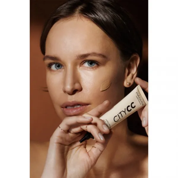 MÁDARA City CC CC krém pre jednotný tón pleti SPF 15 odtieň Tan 40 ml
