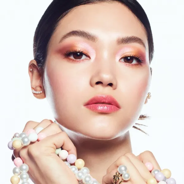 GUERLAIN Météorites Light Revealing Pearls of Powder tónovacie perly na tvár odtieň 01 Pearly White / Blanc de Perle 20 g