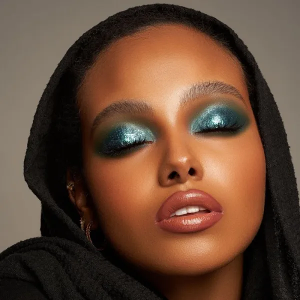 Danessa Myricks Beauty Infinite Chrome Flakes trblietavé očné tiene odtieň Pixie Dust 3,8 g