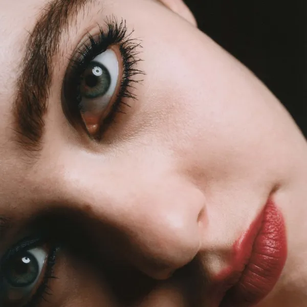 MÁDARA Come Closer posilňujúca riasenka 6 ml