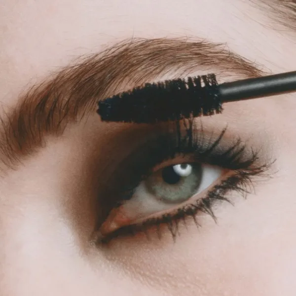 MÁDARA Come Closer posilňujúca riasenka 6 ml