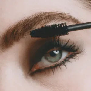 MÁDARA Come Closer posilňujúca riasenka 6 ml