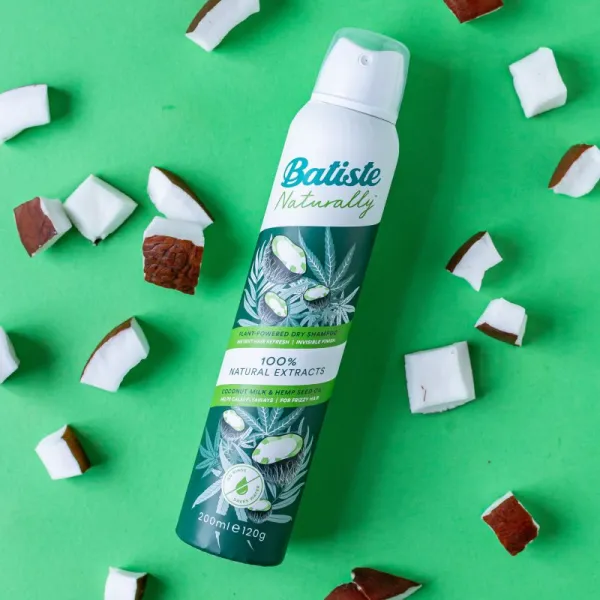 Batiste Naturally Coconut & Hemp suchý šampón pre absorpciu prebytočného mazu a pre osvieženie vlasov 200 ml
