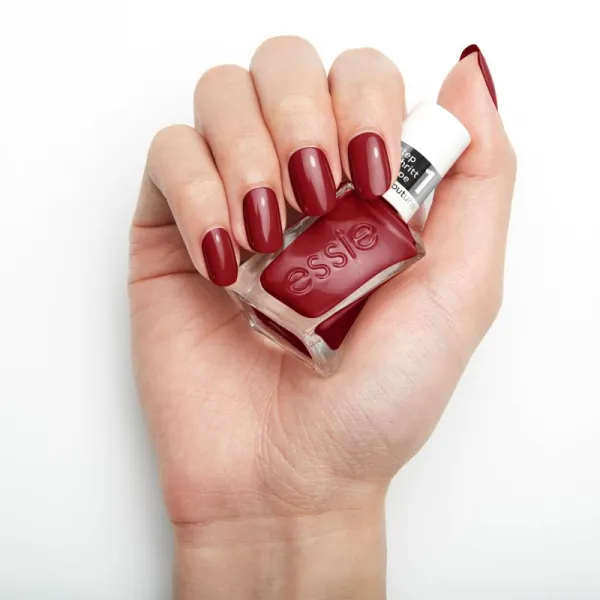 essie Gel by essie lak na nechty s gélovým efektom odtieň 509 paint the gown red 13.5 ml