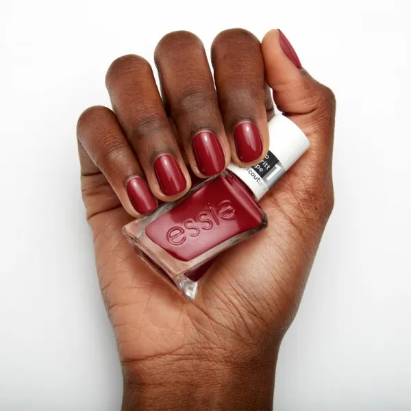 essie Gel by essie lak na nechty s gélovým efektom odtieň 509 paint the gown red 13.5 ml