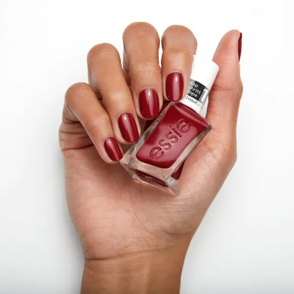 essie Gel by essie lak na nechty s gélovým efektom odtieň 509 paint the gown red 13.5 ml