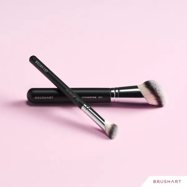 BrushArt Professional B11 Angled foundation brush štetec na make-up B11 1 ks