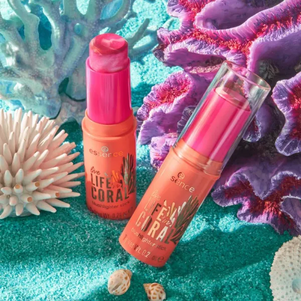 essence LIFE in CORAL rozjasňujúca lícenka v tyčinke odtieň 01 Glowin' Coraltastic, Baby! 7 g