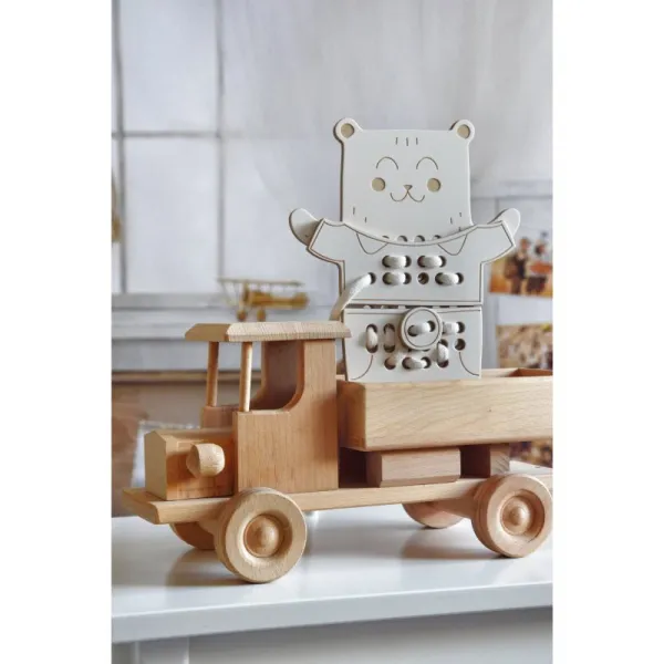 Milin Wooden Lacing Toy Mr. Teddy aktivity hračka 22 cm x 17 cm x 0,7 cm 1 ks