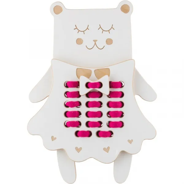 Milin Wooden Lacing Toy Mrs. Teddy aktivity hračka 22 cm x 16 cm x 0,7 cm 1 ks