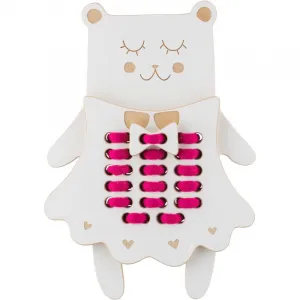 Milin Wooden Lacing Toy Mrs. Teddy aktivity hračka 22 cm x 16 cm x 0,7 cm 1 ks