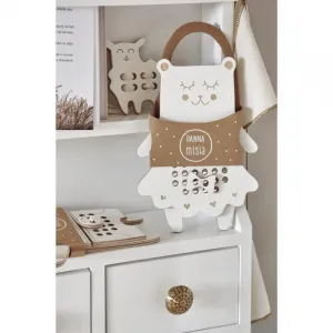 Milin Wooden Lacing Toy Mrs. Teddy aktivity hračka 22 cm x 16 cm x 0,7 cm 1 ks