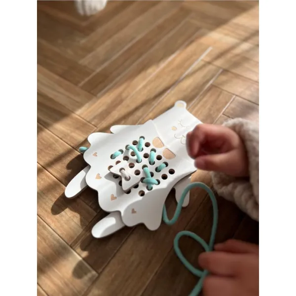 Milin Wooden Lacing Toy Mrs. Teddy aktivity hračka 22 cm x 16 cm x 0,7 cm 1 ks