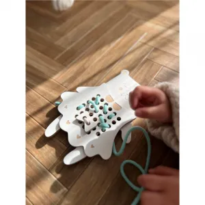 Milin Wooden Lacing Toy Mrs. Teddy aktivity hračka 22 cm x 16 cm x 0,7 cm 1 ks