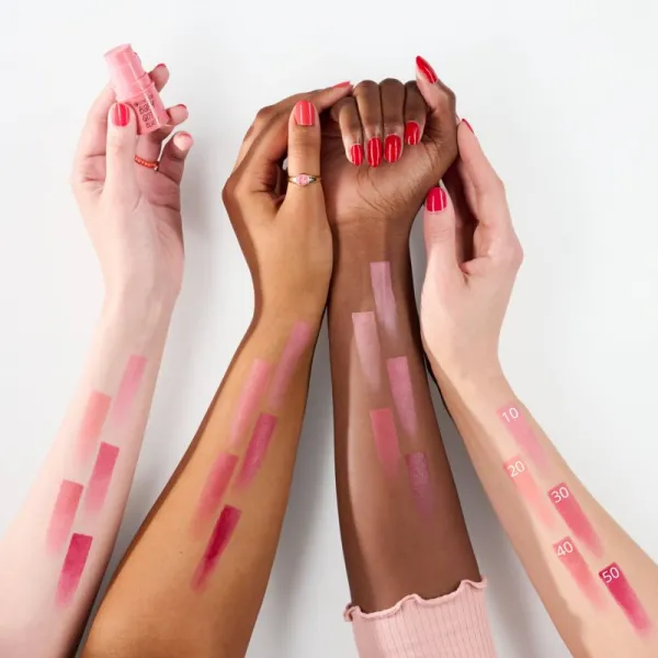 essence BABY GOT BLUSH lícenka v tyčinke odtieň 40 sweets & roses 5,5 g
