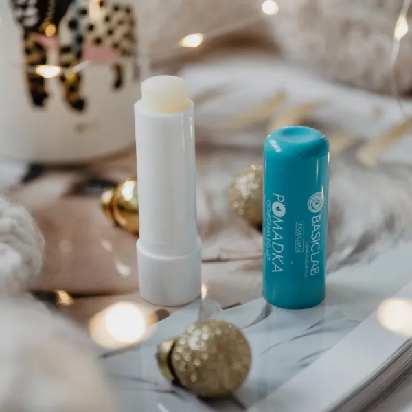 BasicLab Dermocosmetics Famillias vyživujúci balzam na pery 4 g