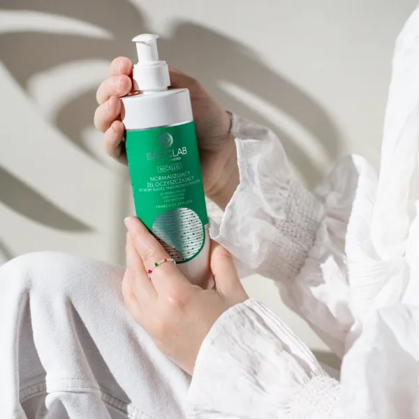 BasicLab Dermocosmetics Micellis normalizujúci čistiaci gel pre mastnú pleť so sklonom k akné 300 ml