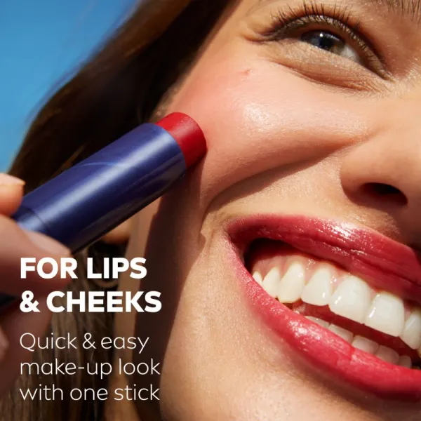 Labello Caring Beauty tónujúci balzam na pery odtieň Red 4.8 g