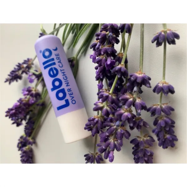 Labello Over Night Care regeneračný balzam na pery s levanduľou 4.8 g
