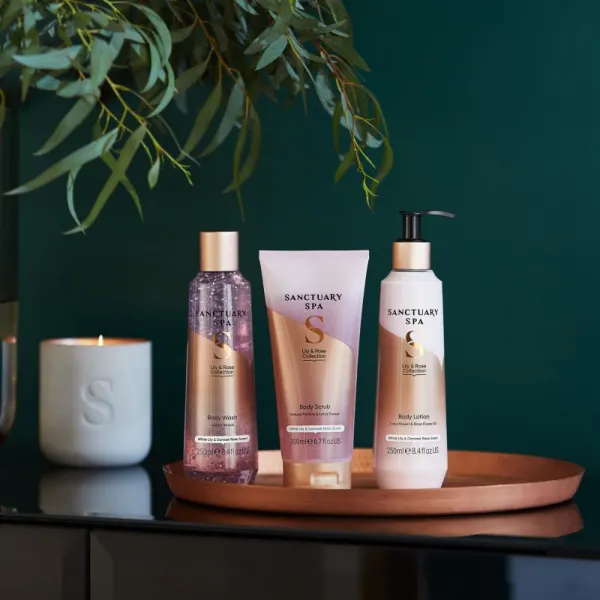 Sanctuary Spa Lily & Rose gélový peeling s vyhladzujúcim efektom 200 ml