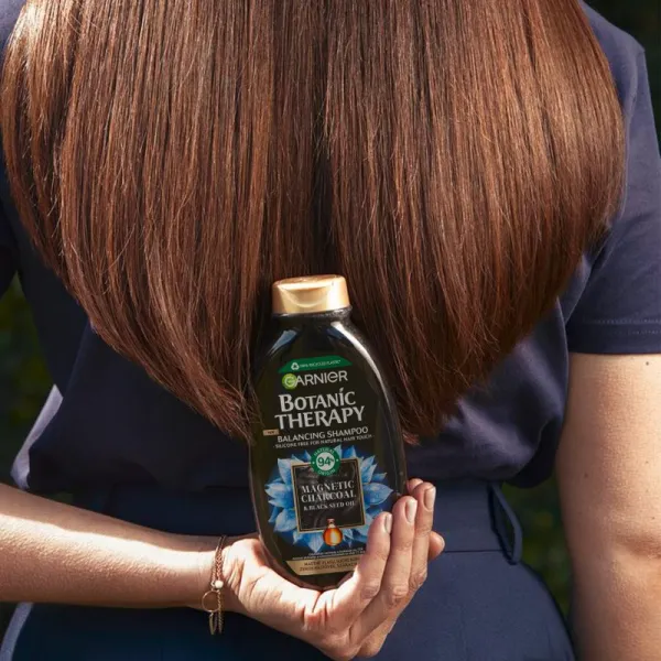 Garnier Botanic Therapy Magnetic Charcoal šampón pre mastnú vlasovú pokožku a suché končeky 250 ml
