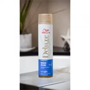 Wella Deluxe Wonder Volume lak na vlasy so silnou fixáciou pre objem 250 ml