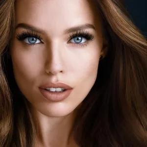 MAYBELLINE NEW YORK The Colossal Big Shot Daring Black objemová riasenka v extra čiernej 9.5 ml