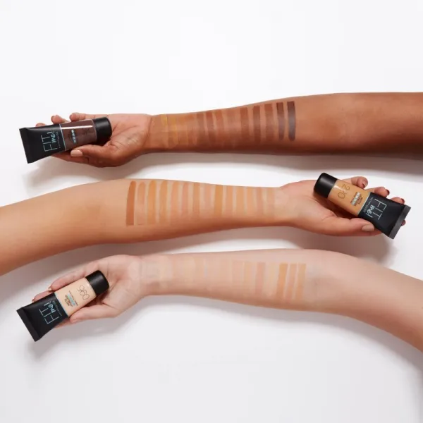 MAYBELLINE NEW YORK Fit Me! Matte+Poreless zmatňujúci make-up pre normálnu až mastnú pleť odtieň 105 Natural Ivory 30 ml
